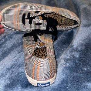 Size 7.5 keds.  Like new